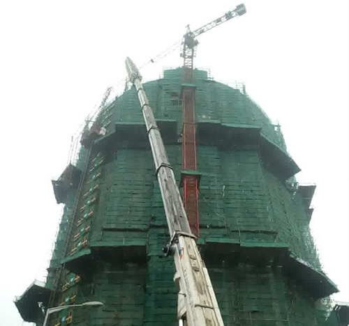 焉耆吊车在工地上作业
